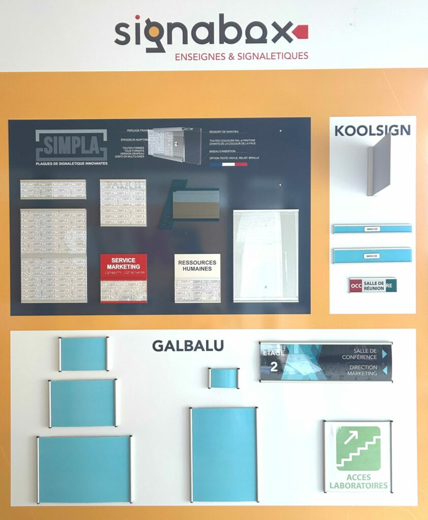 panneau de présentation des gammes signalétiques SIMPLA GALBALU et KOOSIGN de SIGNABOX