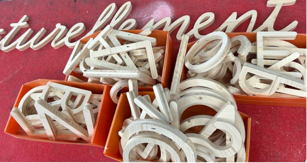 Découpe de lettres et logos en bois pour nos clients