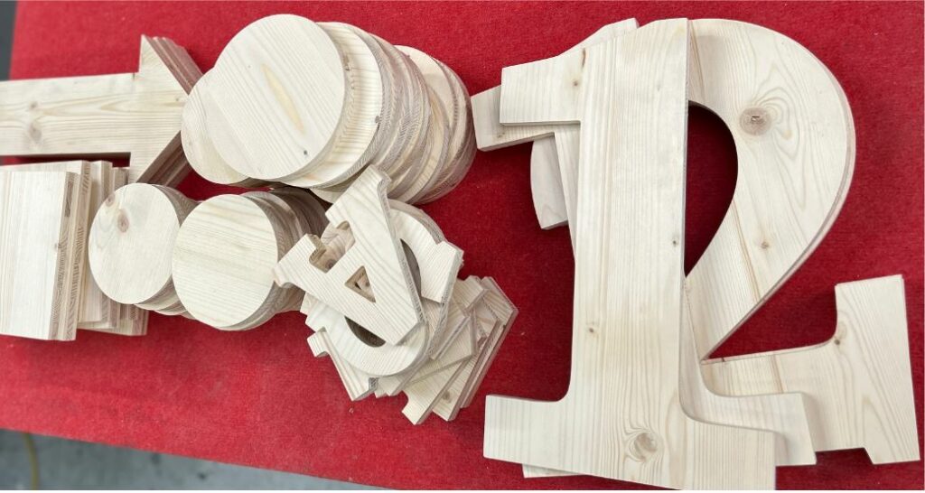 Signalétique et pictogrammes en bois pour nos clients signabox